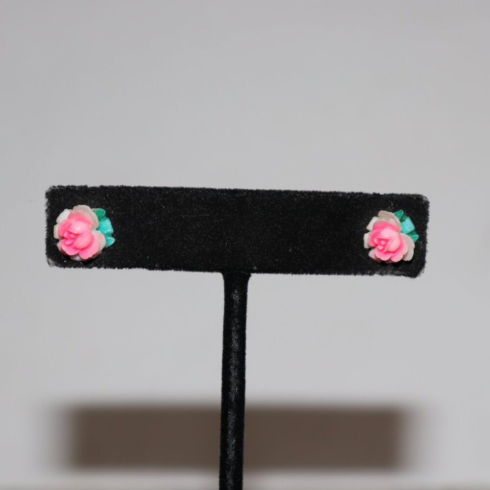 🌸💗 Vintage Pink & Green Flower Post Earrings · 3/8" Wide tin retro sweetness